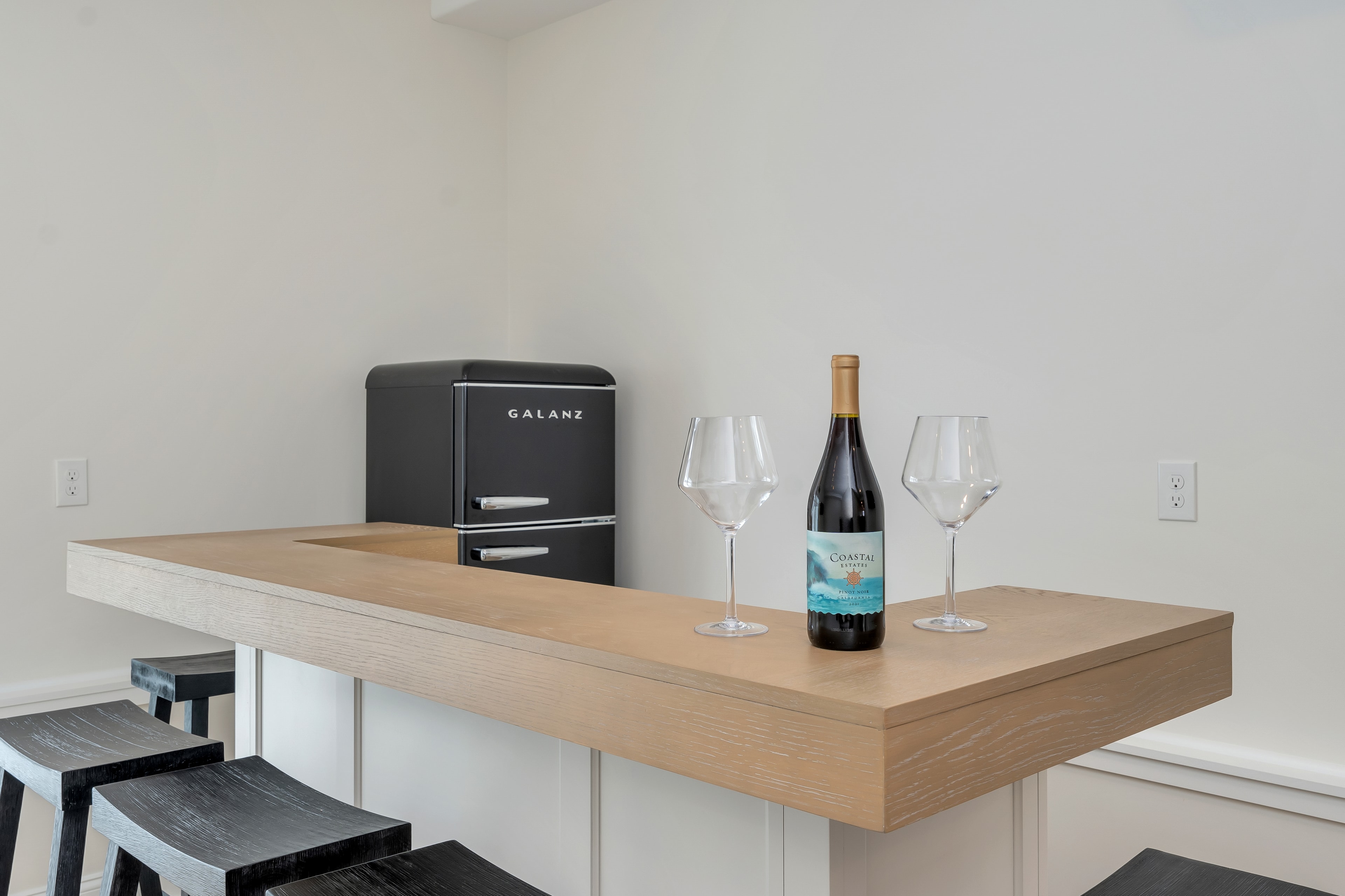 Bar area with wine fridge